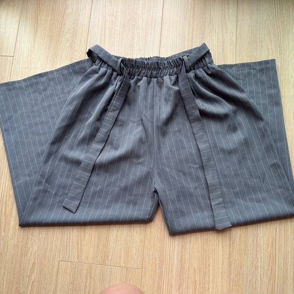 Pants - Gray white Pinstripe Wide-Leg elastic waistband Pants with strap Belt size S
